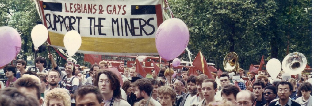 Des-militants-gays-et-lesbiens-anglais-a-une-manifestation-de-soutien-aux-mineurs-grevistes-en-1985